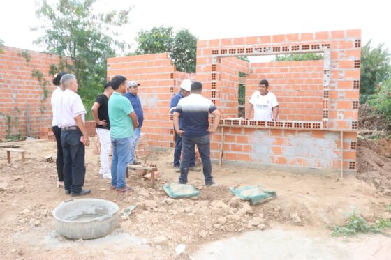 CONCEJALES INSPECCIÓNAN EL AVANCE DE LAS VIVIENDAS SOCIALES EN SAN JULIÁN