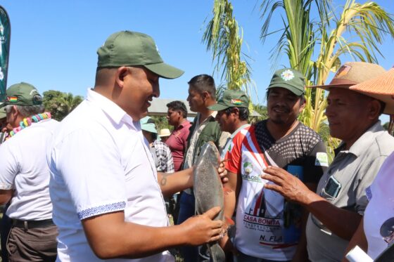 ENTREGA DE POZAS PISCÍCOLAS Y ALIMENTOS PARA LA CRIANZA DE PACÚ EN LA COMUNIDAD 12 DE MAYO