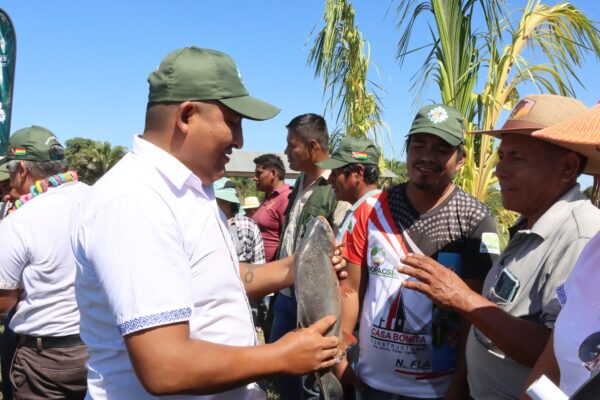 entrega pozas piscicolas alimentos para crianza de pacu comunidad 12 de mayo
