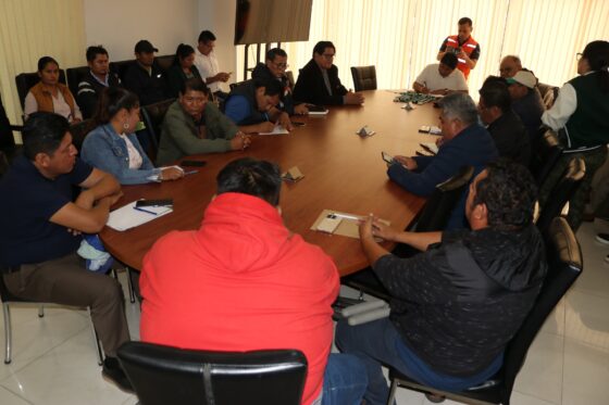 CONCEJALES MARCOS VILLCA Y SRA. LETIZIA LÓPEZ DE LA COMISIÓN DE DESARROLLO ECONÓMICO DE SAN JULIÁN, PARTICIPARON DE LA IMPORTANTE REUNIÓN, DONDE EL GOBIERNO NACIONAL ASIGNA 20 MILLONES DE BOLIVIANOS A MUNICIPIOS CRUCEÑOS DESTINADOS A LA PREVENCIÓN CONTRA EMERGENCIAS CLIMNATICAS.